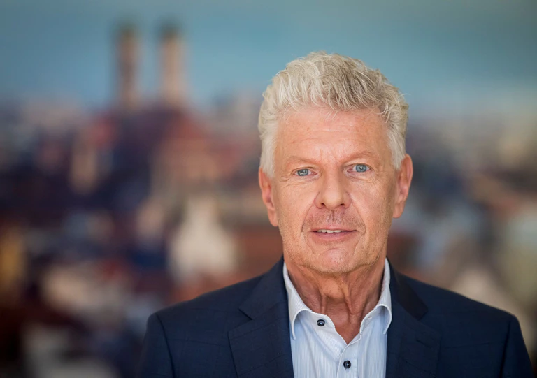 Dieter Reiter will das Geld zwischen Bund, Ländern und Kommunen anders verteilen. (Archivbild) — © Peter Kneffel/dpa