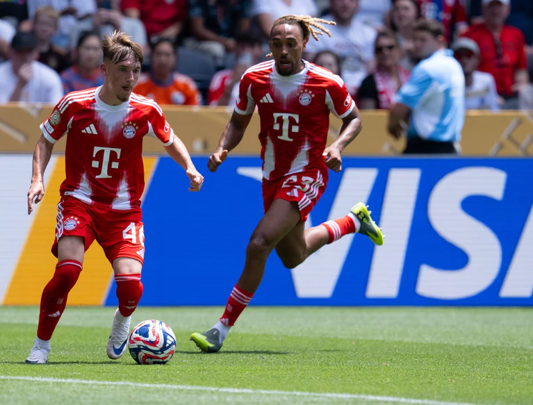 Klein, aber oho: Lennart Karl setzt mit dem Ball am linken Fuß zum Dribbling an. — © Sven Hoppe/dpa