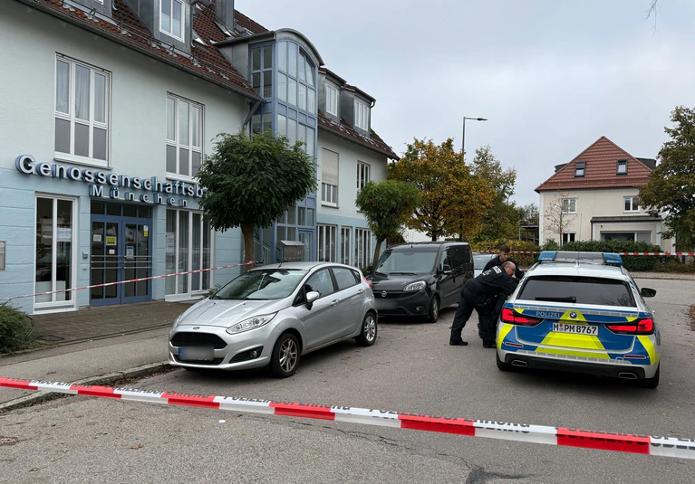 Die Polizei sucht weiter nach Zeuginnen und Zeugen des mutmaßlichen Banküberfalls. — © -/Vifogra/dpa