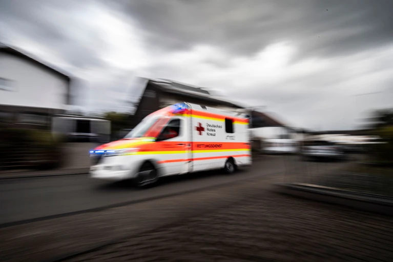 Auch im Rettungswagen können die Sanitäter dem Mann nicht mehr helfen. (Symbolbild) — © Boris Roessler/dpa