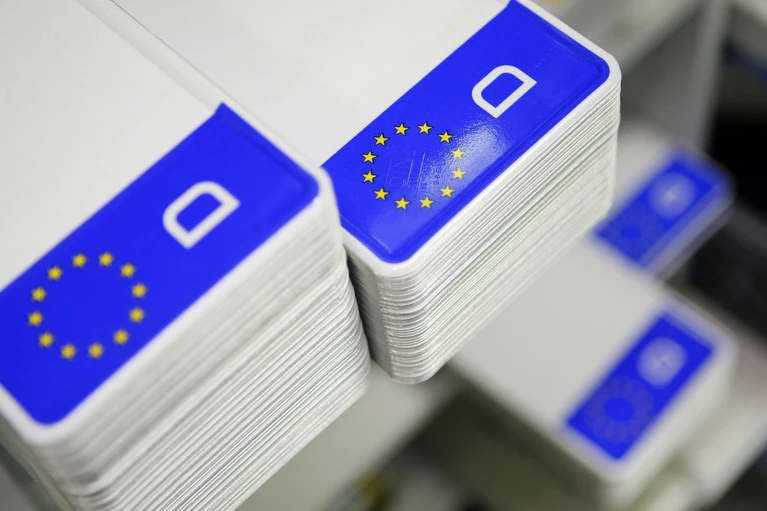 Das neue Kennzeichen soll sicherstellen, dass es weiter genügend freie Nummernschilder für neue Zulassungen gibt. (Symbolbild) — © David-Wolfgang Ebener/dpa