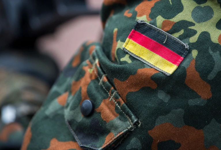 Bei einer Wohnungsdurchsuchung bei dem Mann im März 2022 stießen Ermittler auch auf Munition aus Bundeswehrbeständen und einen selbstgebauten Molotowcocktail. (Symbolbild) — © Monika Skolimowska/zb/dpa