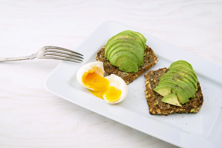 Avocado Toast Eier Frühstück — ©  Wesual Click / Unsplash