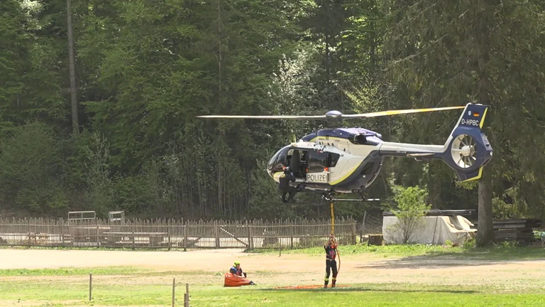 Mit Helikoptern wird versucht, den Brand aus der Luft zu löschen. — © Gabriel Neumayr/dpa