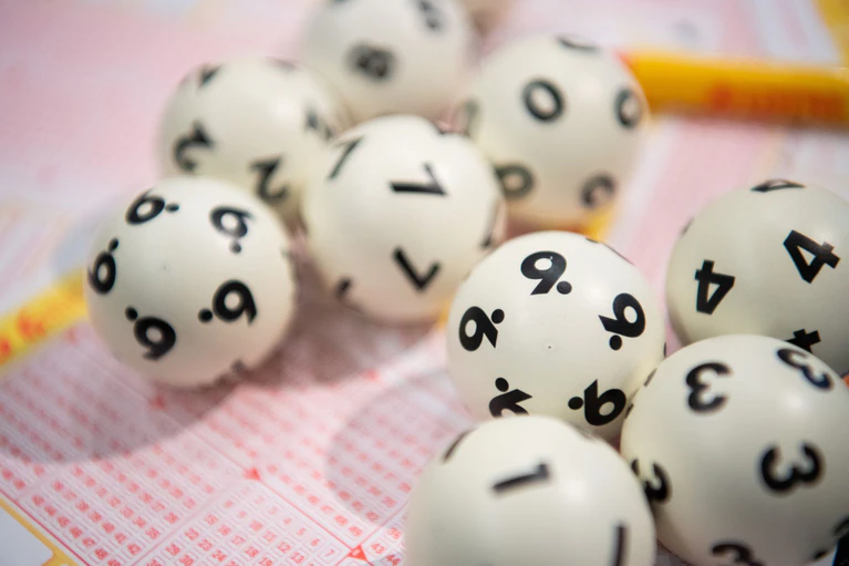 Den beiden Gewinnern oder Gewinnerinnen stehen exakt 4.066.812,20 Euro zu. (Symbolbild) — © Tom Weller/dpa