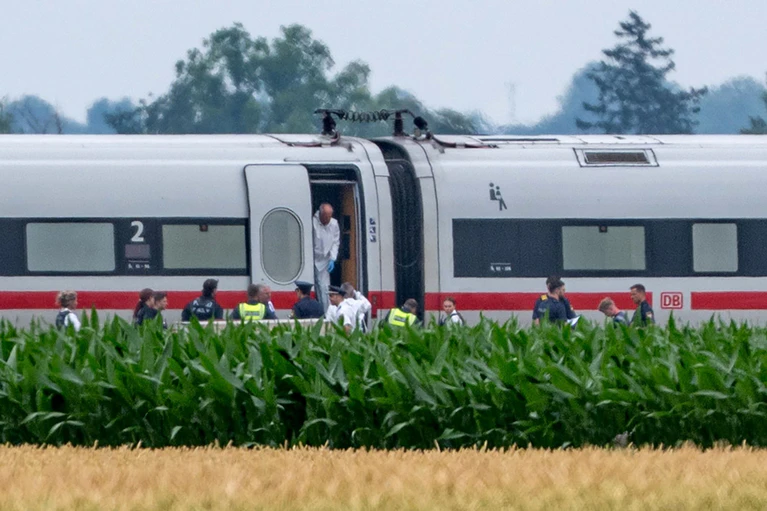 Ermittler der Spurensicherung untersuchten den ICE. — © Armin Weigel/dpa