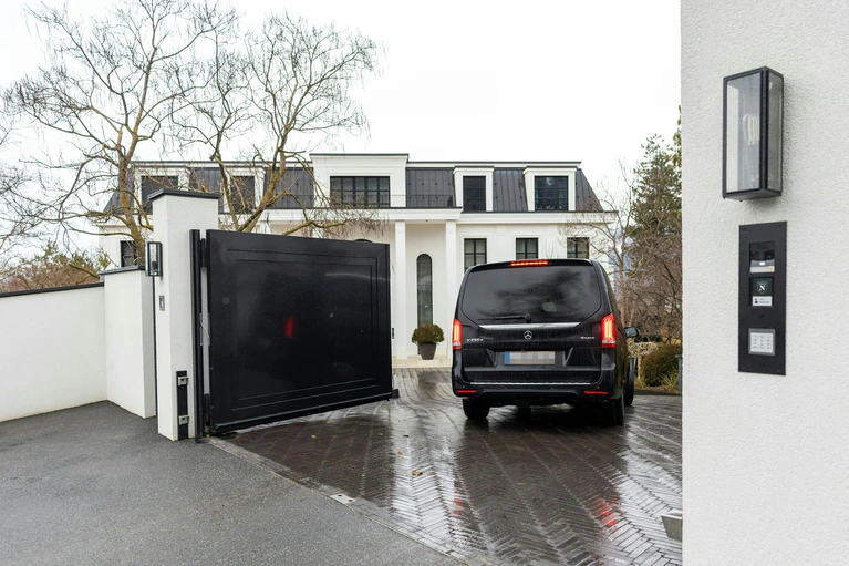 Der Ex-Milliardär wurde in seiner Villa in Innsbruck festgenommen. — © Expa/Johann Groder/APA/dpa