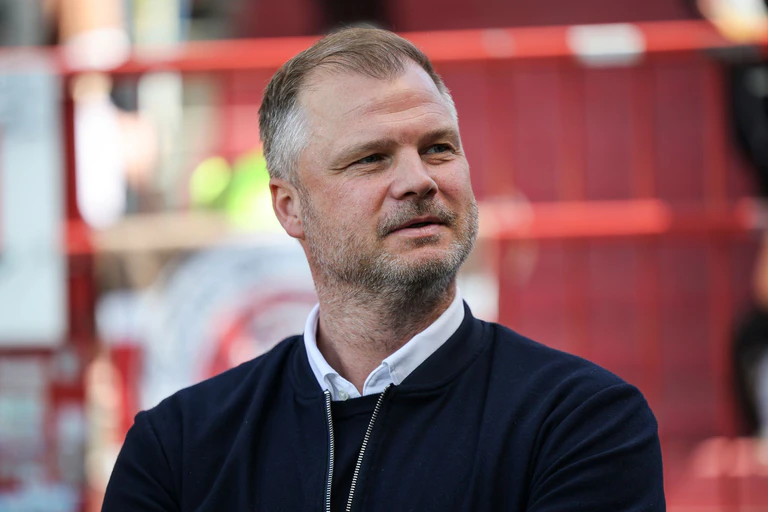 Lässt Nick Woltemade nun doch noch ziehen: VfB-Sporvorstand Fabian Wohlgemuth. (Archivbild) — © Christian Charisius/dpa