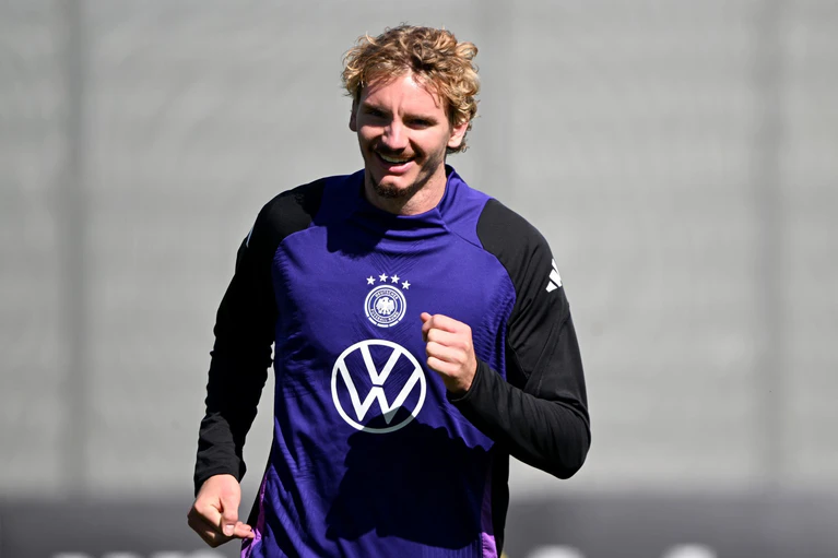 Nick Woltemade ist nach einem wilden Sommer guter Laune.  — © Federico Gambarini/dpa