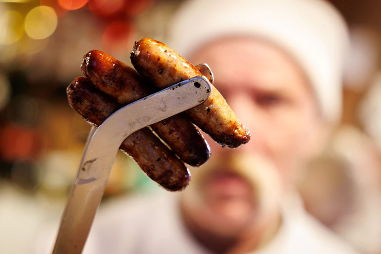 Die Bratwurst ist wahrscheinlich für viele Menschen das Typischste für Franken. Doch die Längen der Würste variieren von Region zu Region erheblich. (Archivbild) — © Daniel Karmann/dpa
