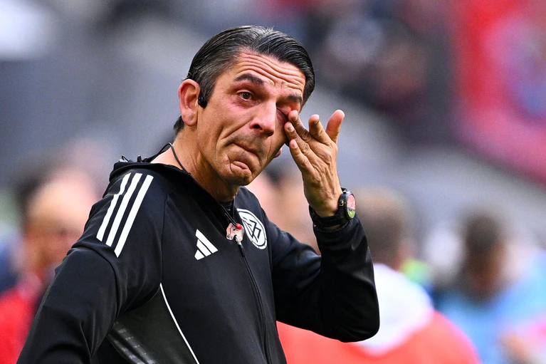 Schiedsrichter Deniz Aytekin zeigt bei seinem letzten Bundesliga-Einsatz Emotionen. — © Tom Weller/dpa
