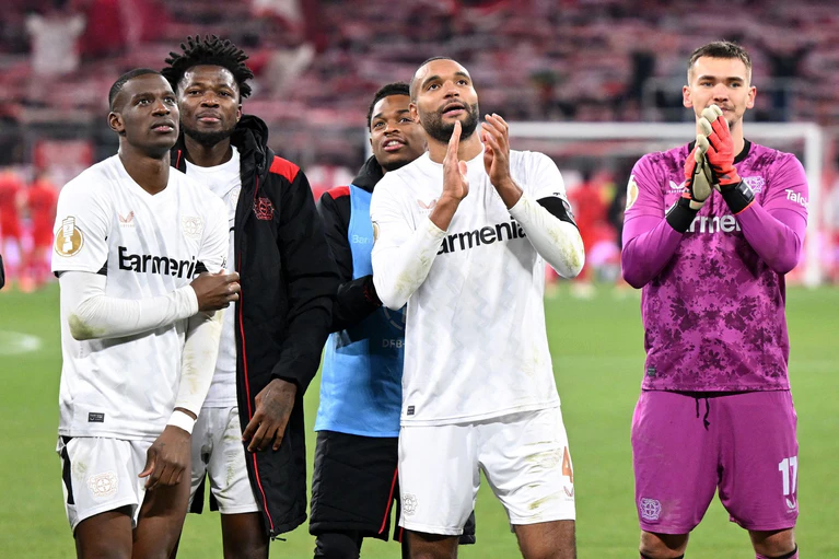 Jonathan Tah (2.v.r) sieht Selbstvertrauen als wichtige Komponente bei den sich häufenden Erfolgen gegen den FC Bayern. — © Sven Hoppe/dpa