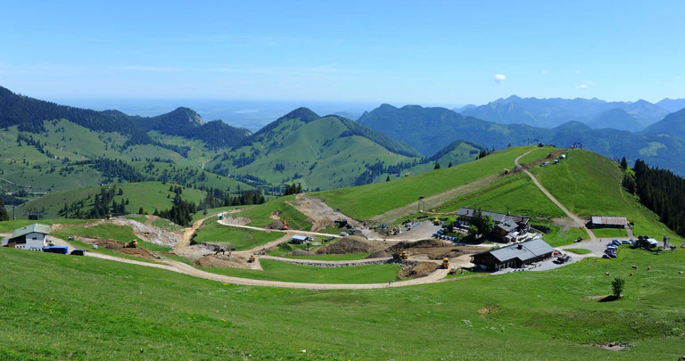 Die Landschaft rund um das Sudelfeld lockt auch viele Motorradfahrer. (Archivbild) — © picture alliance / dpa
