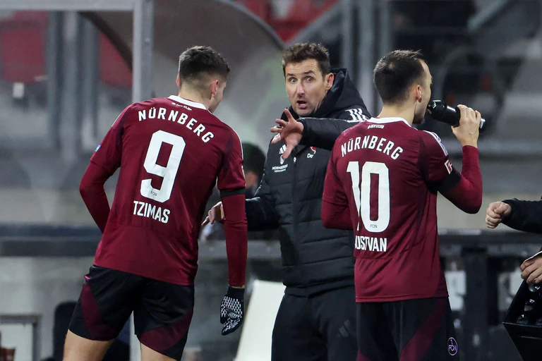 Tipps vom Weltmeister: Trainer Miroslav Klose (M) und sein Stürmer Stefanos Tzimas (L). — © Daniel Löb/dpa