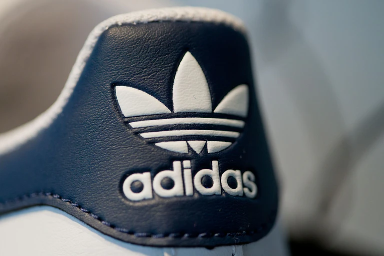 Adidas hat nach Auffassung des Landgerichts Nürnberg-Fürth mit einer Aussage zur Klimaneutralität unlauter geworben (Symbolbild).  — © Daniel Karmann/dpa