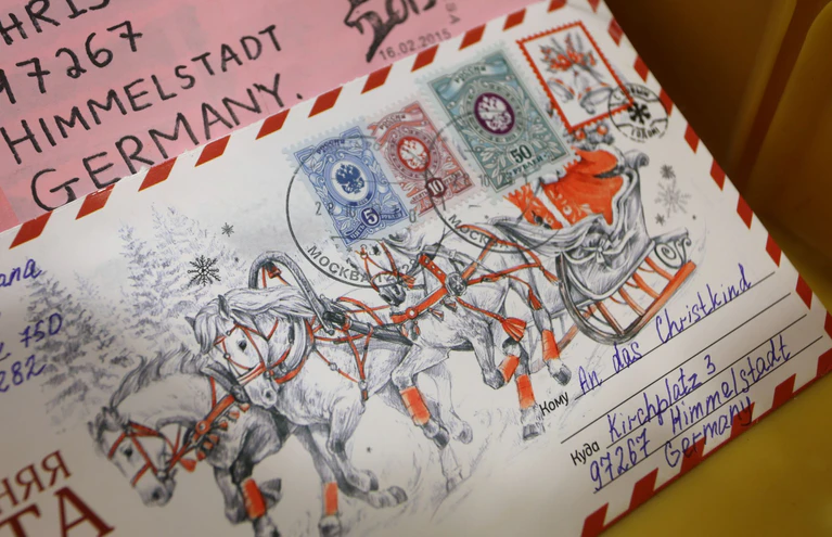 Mit 60.000 bis 70.000 Briefen ist die Flut an Weihnachtspost heuer ähnlich groß wie in den Vorjahren. (Archivbild) — © Karl-Josef Hildenbrand/dpa