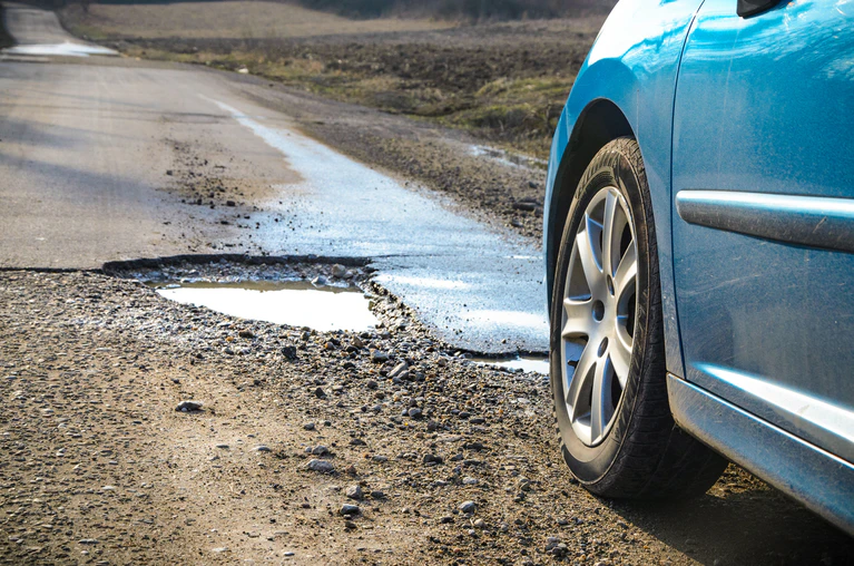 Auto Schlagloch Schlaglöcher — © Bildnachweis: OgnjenO / IStock