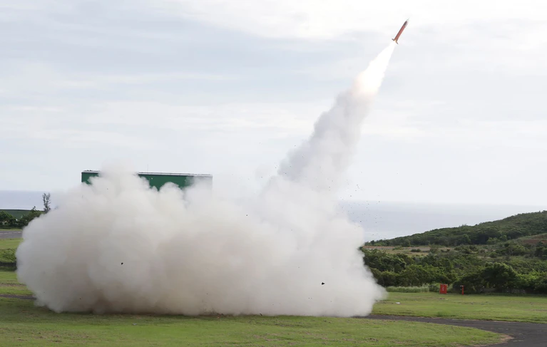 Eine Patriot-Rakete startet bei einer Übung. In Bayern werden künftig wieder Motoren für sie hergestellt. — © Chiang Ying-ying/AP/dpa