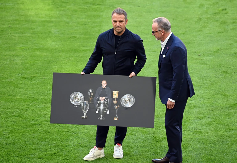 Sechs Titel in einem Jahr: Karl-Heinz Rummenigge bei der Verabschiedung von Erfolgscoach Hansi Flick 2021. (Archivbild) — © Sven Hoppe/dpa-Pool/dpa