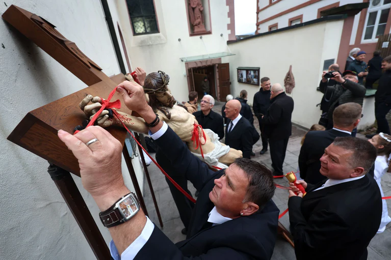 Gezeigt wird auch der Gang Jesu zur Kreuzigungsstätte mit dem eigenen Kreuz auf dem Rücken. — © Karl-Josef Hildenbrand/dpa
