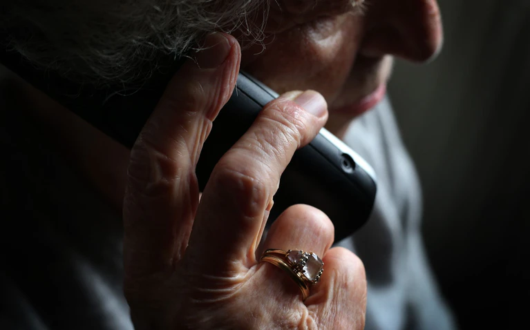 Immer wieder versuchen Trickbetrüger, per Telefon Geld zu ergaunern - nicht nur ältere Menschen werden so oft um viel Geld gebracht. (Symbolbild) — © Karl-Josef Hildenbrand/dpa