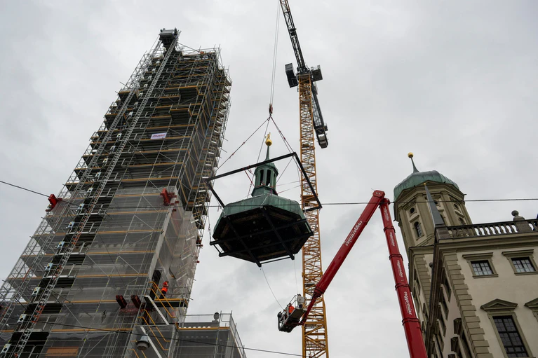 Im zweiten Versuch konnte in Augsburg die Zwiebelhaube des Stadtwahrzeichens Perlachturm entfernt werden. — © Stefan Puchner/dpa