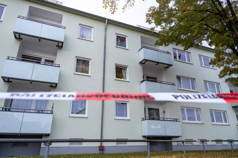 Bei dem Einsatz wurden eine Polizistin und zwei Polizisten verletzt. — © Armin Weigel/dpa