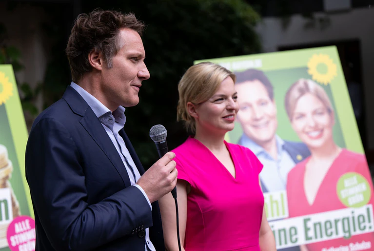 Das Grünen-Spitzenduo, Ludwig Hartmann und Katharina Schulze, waren im vergangenen Jahr während einer Wahlkampfkundgebung mit einem Stein beworfen worden. Beide wurden nicht verletzt. Der mutmaßliche Täter muss nun vor Gericht. (Archivbild) — © Sven Hoppe/dpa