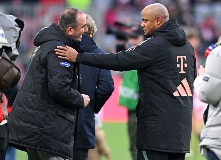 Die Heidenheimer von Trainer Frank Schmidt (l) stehen vor der schwierigsten Bundesliga-Aufgabe: Vor der Winterpause kommt der FC Bayern auf die Ostalb. (Archivbild) — © Sven Hoppe/dpa