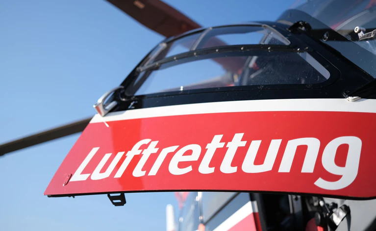 Ein Hubschrauber brachte einem Polizeisprecher zufolge eine verletzte Person ins Krankenhaus. (Symbolbild) — © Bernd Weißbrod/dpa