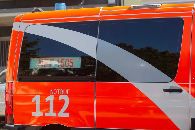 Die Feuerwehr in Augsburg hat zwei kleine Kinder gerettet - auf dem Herd stand brennendes Essen. (Illustration)  — © Fernando Gutierrez-Juarez/dpa