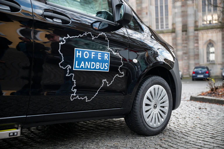 Im Landkreis Hof ist der Landbus inzwischen im kompletten Gebiet unterwegs - mit knapp 2.000 Haltestellen. — © Daniel Vogl/dpa