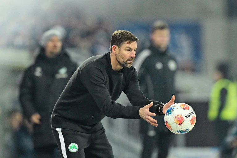 Trainer Kleine hadert mit der verspielten Führung. — © Uwe Anspach/dpa