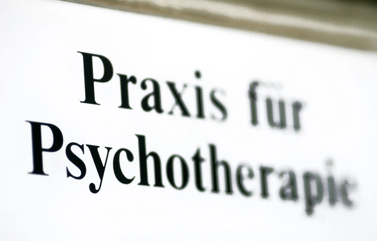 Fachleute empfehlen eine frühzeitige professionelle Behandlung. (Symbolbild) — © Jens Wolf/zb/dpa