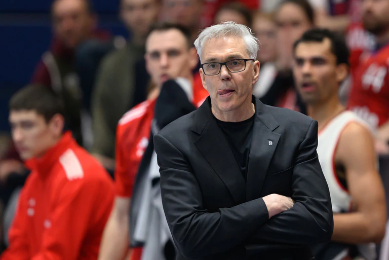 Coach Gordon Herbert sah erneut ein enges Match der Bayern. — © Hendrik Schmidt/dpa