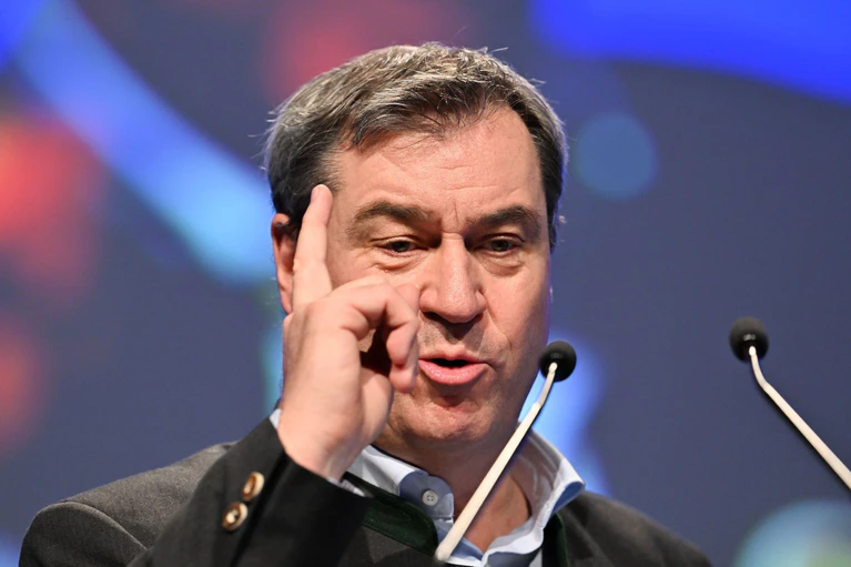 Die Nachrichten aus Wolfsburg zu Volkswagen schocken auch CSU-Chef Söder in Bayern. Er fordert einen Marshallplan zur Rettung der deutschen Auto-Industrie. (Archivbild) — © Peter Kneffel/dpa