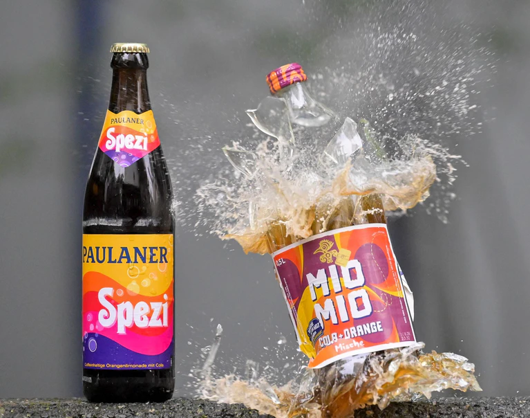 Das Design der Mio Mio Mische ist in den Augen des Landgerichts München I dem der Spezi-Flasche von Paulaner zu ähnlich. (Symbolbild) — © Peter Kneffel/dpa