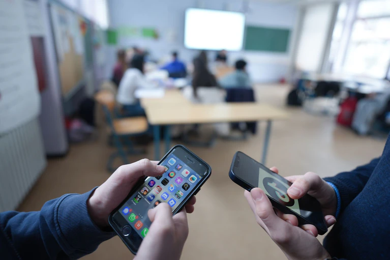 Der Aktionsrat Bildung fordert Altersgrenzen für Social-Media-Plattformen - und private Handynutzung in den Schulen erst ab der Zehnten. (Symbolbild) — © Marcus Brandt/dpa