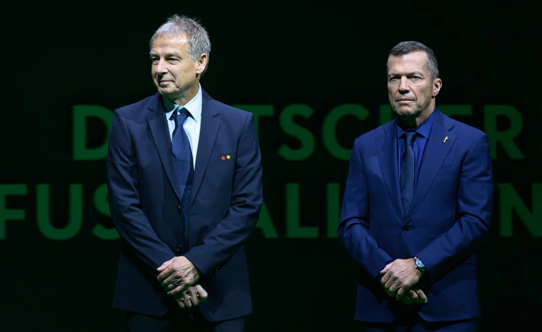 Zwei, die sich wieder mögen: Klinsmann (l) und Matthäus. — © Hendrik Schmidt/dpa