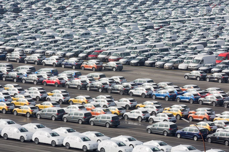 Gall: Die Zölle der USA dürften erhebliche Absatzeinbußen für VW, BWM und Mercedes zur Folge haben. (Archivbild) — © Jörg Sarbach/dpa