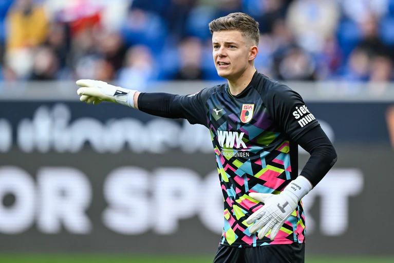 Deutschland oder England? Augsburgs Keeper Dahmen lässt eine Entscheidung offen. — © Uwe Anspach/dpa
