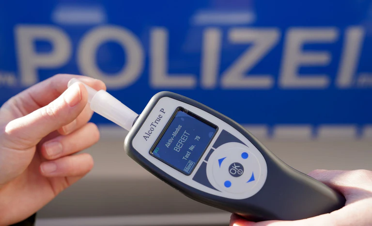 Das Messergerät zeigte einen Wert über ein Promille an. (Symbolbild) — © Marcus Brandt/dpa