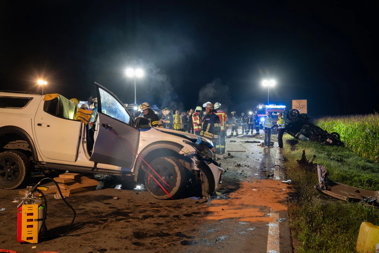 Bei Osterhofen stoßen zwei Autos zusammen. — © -/Zema Medien/dpa