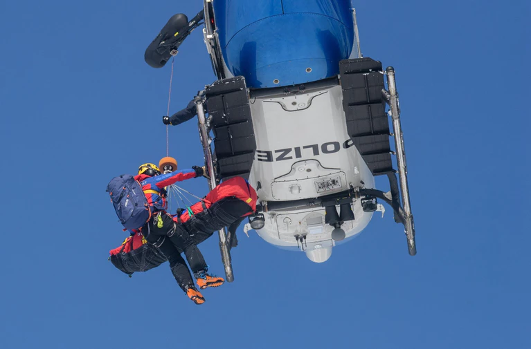 Ein Polizeihubschrauber mit Seilwinde rettete die Frau. (Symbolbild) — © Matthias Balk/dpa