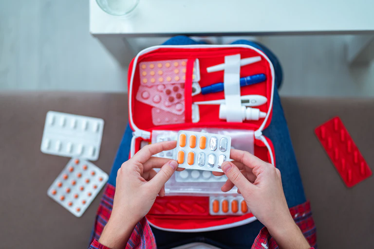 Medikamente Hausapotheke Apotheke — © Siarhei Khaletski /iStock