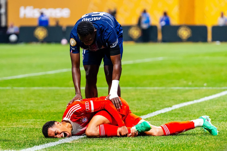 Jamal Musiala am Boden: Bei der Club-WM verletzte er sich schwer im Spiel gegen Paris Sant-Germain. (Archivbild) — © Malachi Gabriel/ZUMA Press Wire/dpa