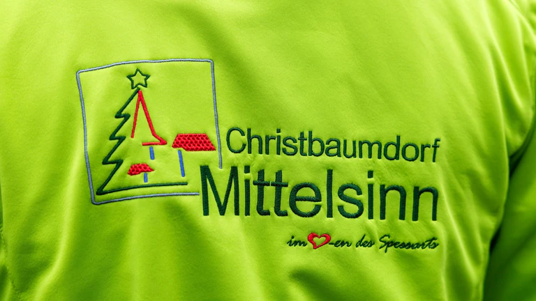 Mittelsinn ist bayernweit als Christbaumdorf bekannt. (Archivbild) — © Heiko Becker/dpa