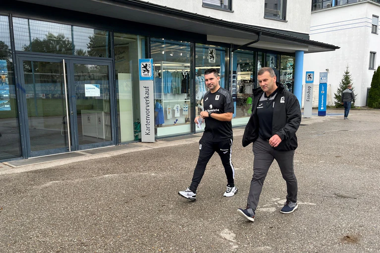Sollen den Abwärtstrend des TSV 1860 München stoppen: Interims-Trainer Alper Kayabunar (l) und Interims-Geschäftsführer Manfred Paula. — © Christian Kunz/dpa