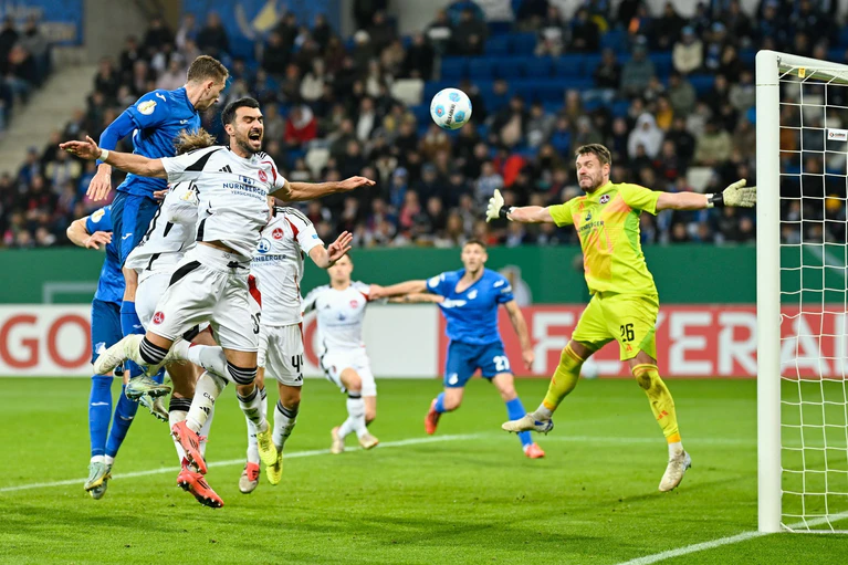 Siegtor nach Eckball: Hoffenheims Arthur Chaves (l) überwindet FCN-Torwart Christian Mathenia (r). — © Uwe Anspach/dpa