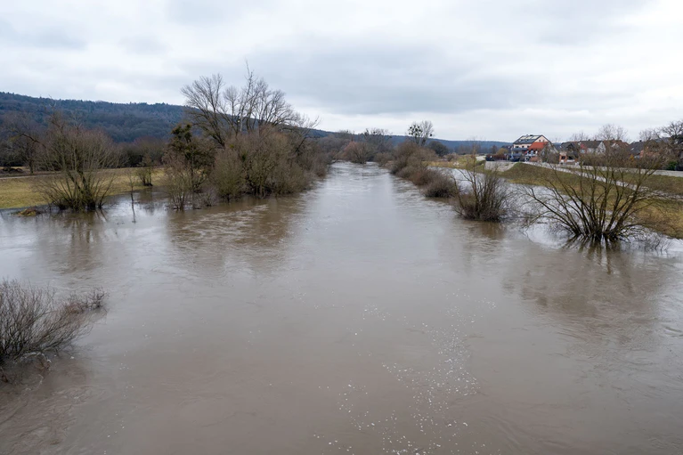 Der Main führt Hochwasser. — © Pia Bayer/dpa